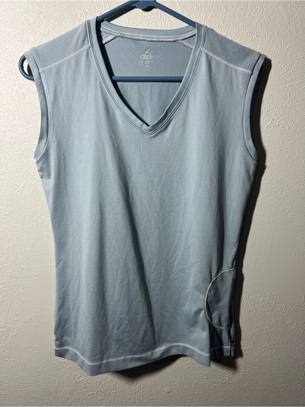 ALO Yoga coolfit Women’s Sleeveless V-Neck Tank Top in Light Blue size M